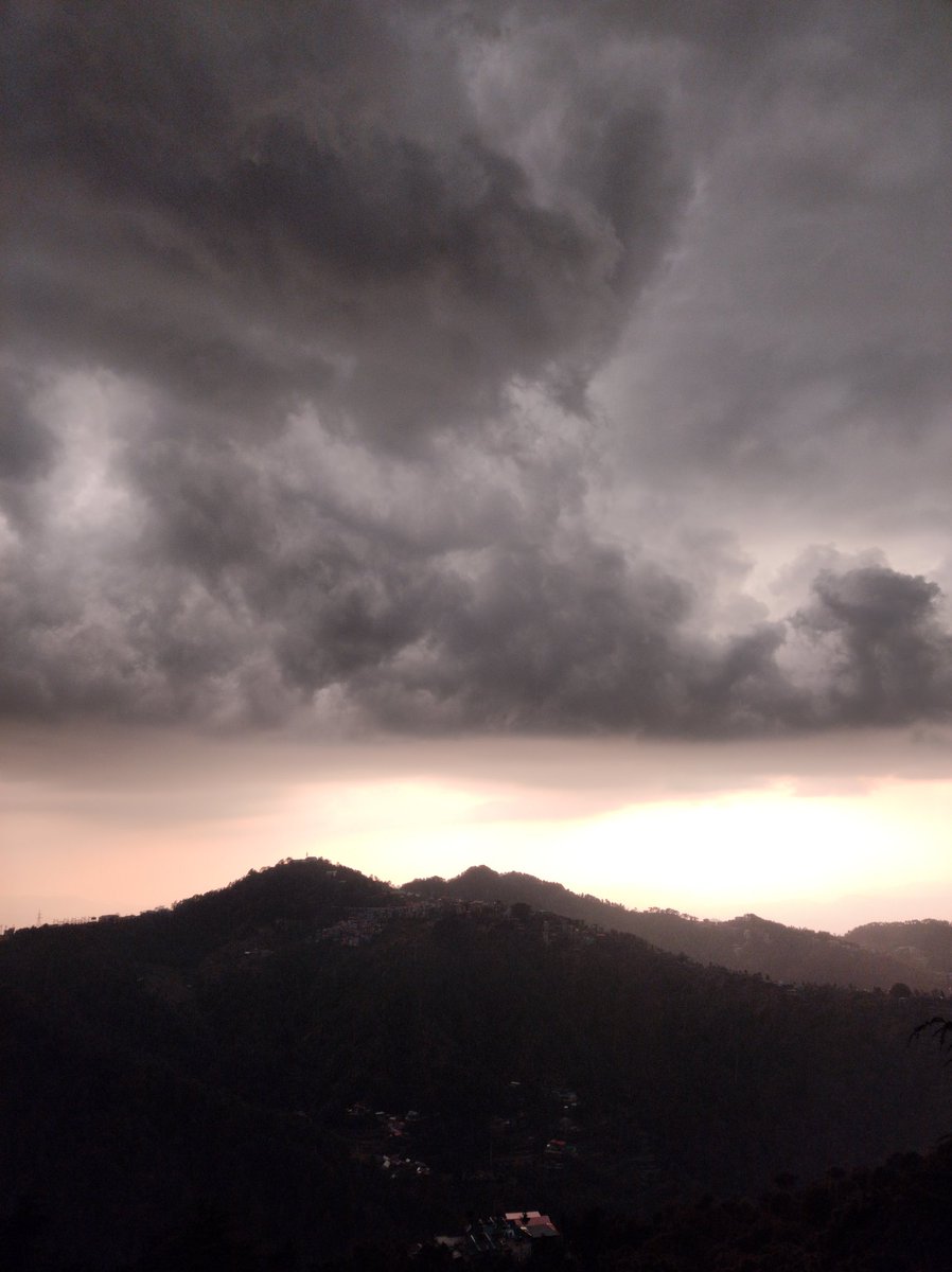 Sujanian17's tweet photo. यह मार्च का मौसम ये कोहरे का नजारा
काश होते चाय के दो कप एक हमारा एक तुम्हारा...❤️
#HimachalPradesh #Shimla #Nature #Pahad #Devbhoomi #Beauty #Jutogh https://t.co/vBVQqqPpQZ