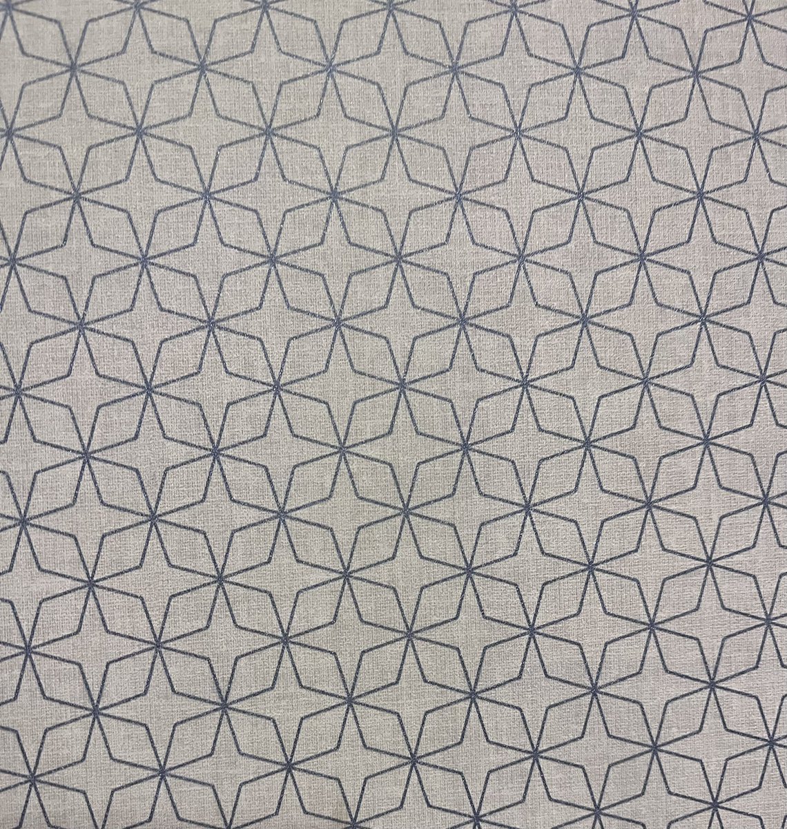 Ja, hotellet kanske ligger rakt ovanför motorvägen, men tapeterna vittnar om att de håller på Peking.