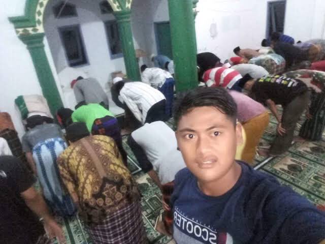 MAF1RA's tweet photo. @thoniarianto dah lah mending taraweh https://t.co/OYzxQ8GR7M