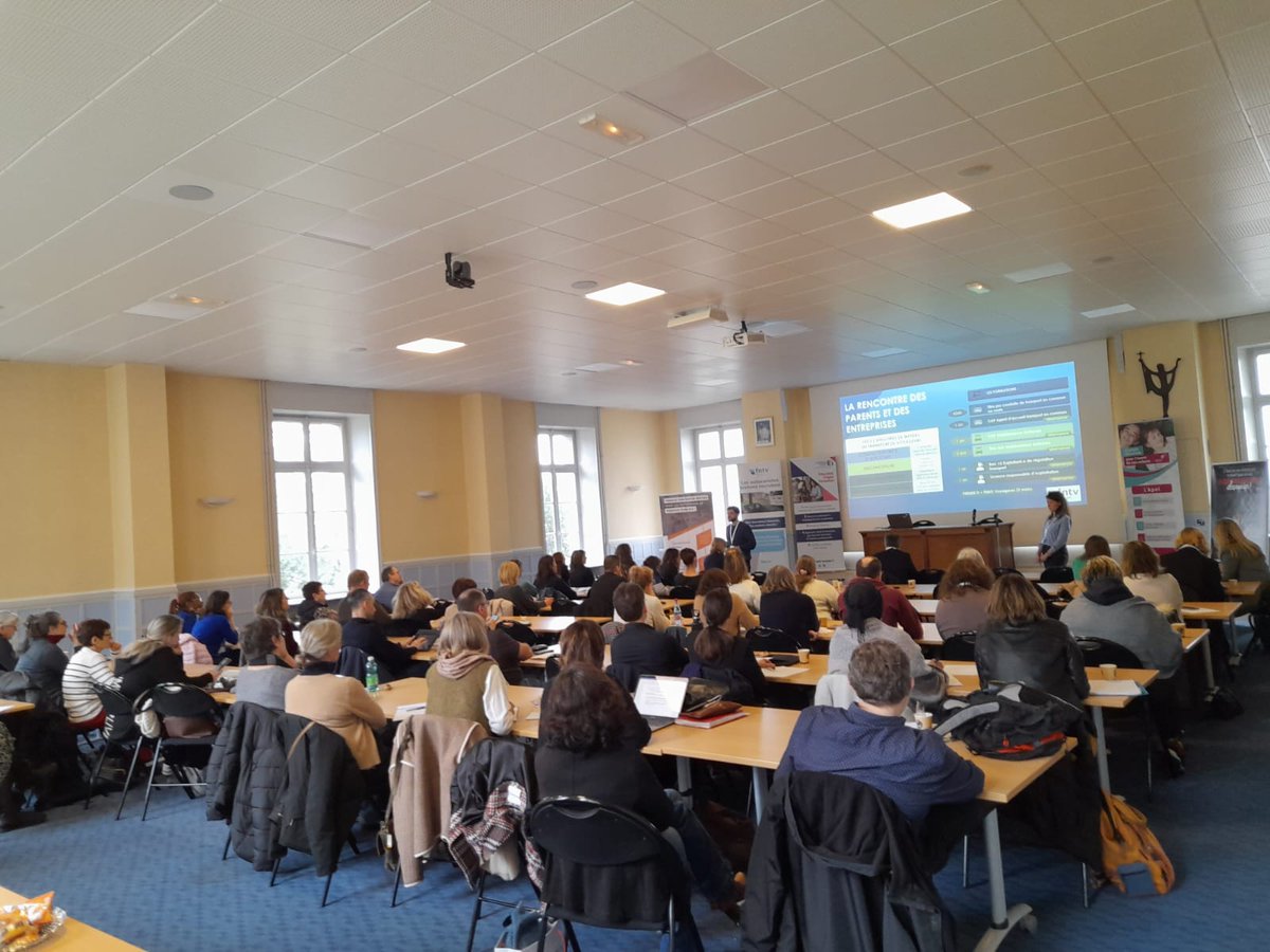 apel_35's tweet photo. Rencontre des parents et des professionnels. Inédit ! partenariat @MEDEFBretagne et @ApelBretagne
#Orientation @Apelnationale 
Merci aux intervenants et parents présents https://t.co/ga76POmv7g