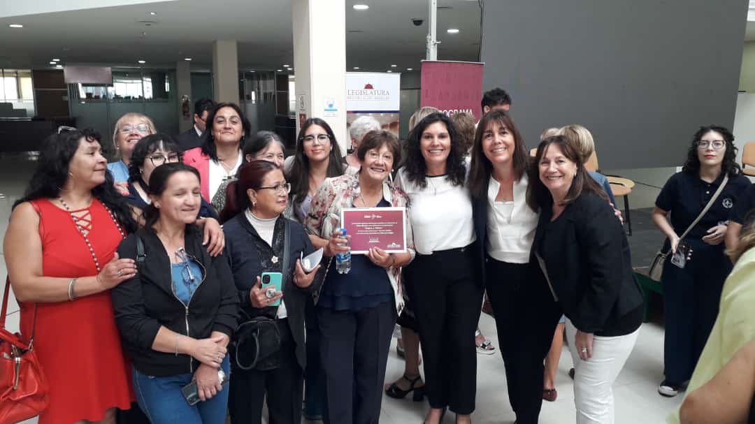 GloSifuentes's tweet photo. Invitada x la Vice.Gobernadora Gloria Ruiz, participe de una hermosa y cálida charla de Mujeres y Política, en carácter de Dip.mandato cumplido períodos 1995-1999 y 2015-2018, fechas de aprobación de leyes de paridad de género y reconocimiento a las luchas realizadas https://t.co/Nr8pckBJa2