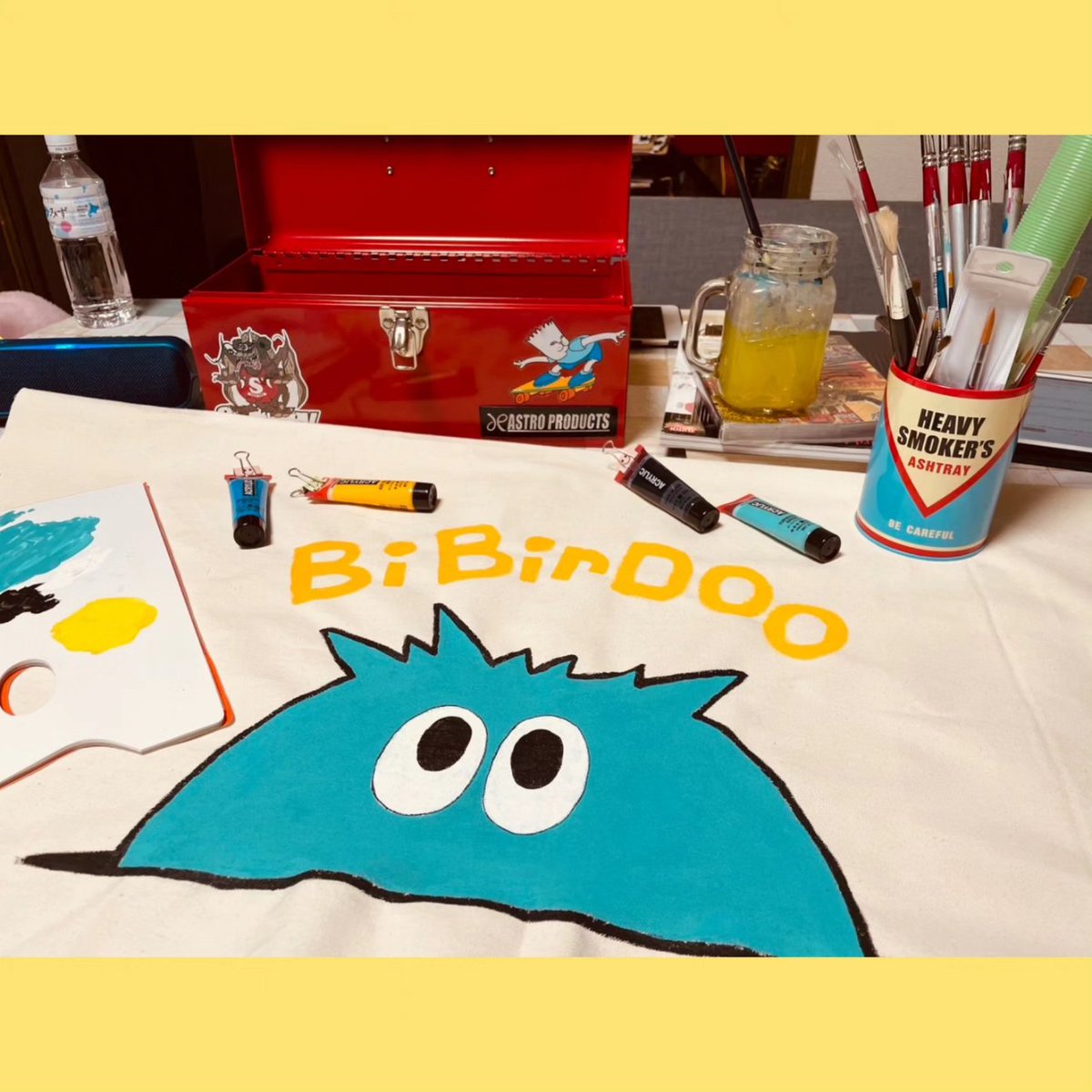 b_bird_doodle's tweet photo. イベント用のテーブルクロスに
お絵描きしてるよ！
16、17日の士別西條デパートさんでのイベントから使えるように必死で描いております
士別方面のみなさんも士別方面以外のみなさんも遊びに来てね🔥🔥
 #士別西條
 #happybazaar
 #ビバドゥの頭の中
 #似顔絵
 #イラスト
 #ビバドゥ
 #bibirdoo https://t.co/doNtPiOXKr