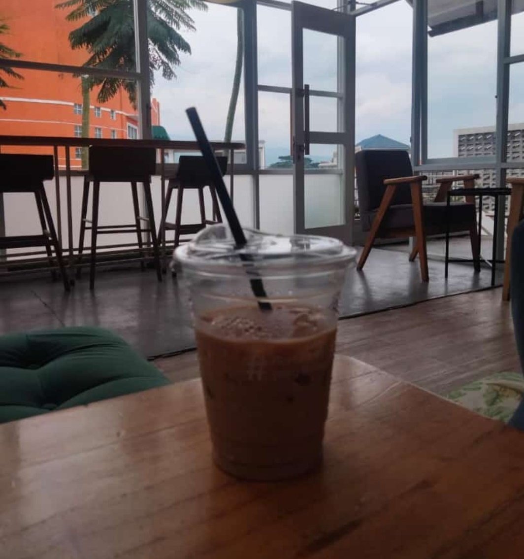 roni_amaruloh's tweet photo. Terkadang sepi ini,  memberi sebuah ketenangan, beralaskan perpaduan kopi dan gula yang sempurna,  kopi itu menenangkan https://t.co/1Xf6eAnBY1