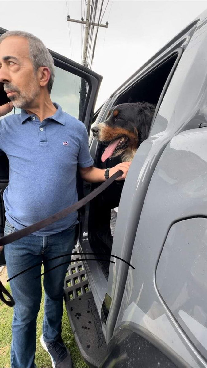 ColombiaOscura's tweet photo. #CRIMINAL. Ayer (11MAR) en la vía entre Bogotá y el mpio de Cota, un desgraciado sujeto llevaba al trote a un perrito atado a su bicicleta hasta que el animal colapsó. Sin embargo, el HDP obligó al animal a seguir la marcha hasta que dos chicas se percataron y rescataron al can.

Dicen las denunciantes que cuando el sujeto se sintió acorralado se tornó grosero al punto de amenazarlas y decirles que "no fuera sapa" e incluso golpeó a una de ellas.

Al llegar más personas indignadas por lo que presenciaban, este delincuente habría llamado al supuesto dueño de la guardería donde estaba el can, quien llegó al lugar y se lo llevó. 

Ante esto, las dos valientes mujeres siguieron la van en la que se llevaron al perro con el fin de conocer el nombre del lugar pero, para su sorpresa, no tenía letrero ni dirección.

¿Ud qué opina?