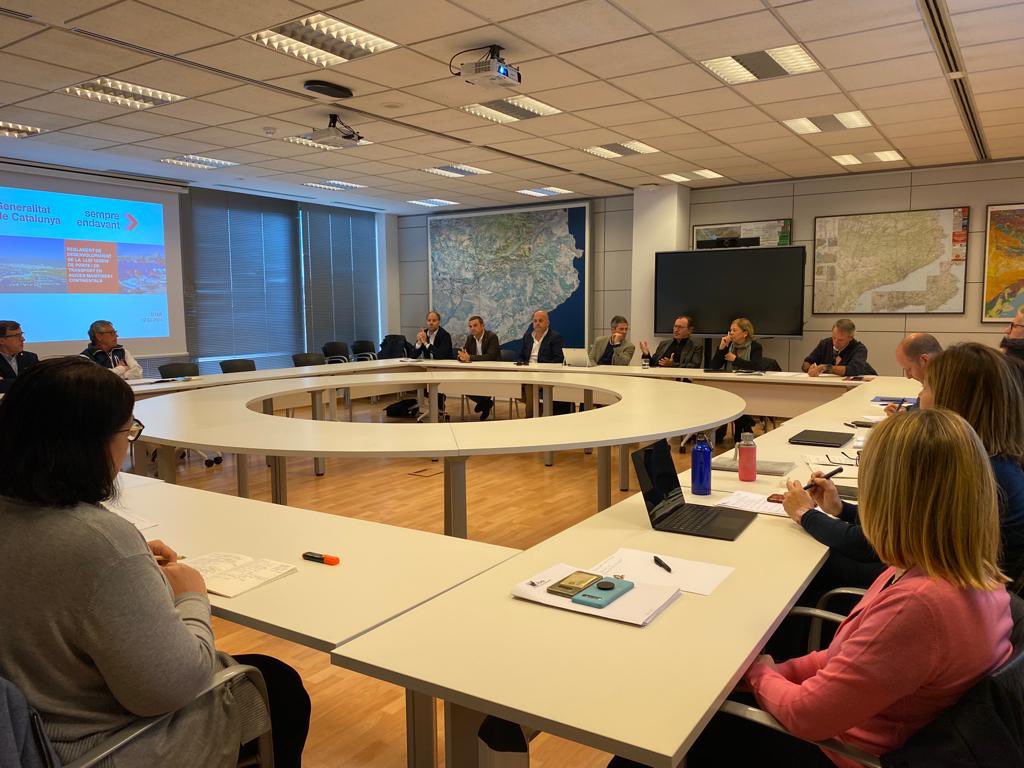 Avui l'Administració portuària ha organitzat una trobada amb representants del sector nàutic, encapçalada pel president de <a href="/portsgencat/">Ports de la Generalitat</a> <a href="/msanglas/">𝕄𝕒𝕣𝕔 𝕊𝕒𝕟𝕘𝕝𝕒𝕤</a>, per explicar el desenvolupament del reglament de la Llei de ports.