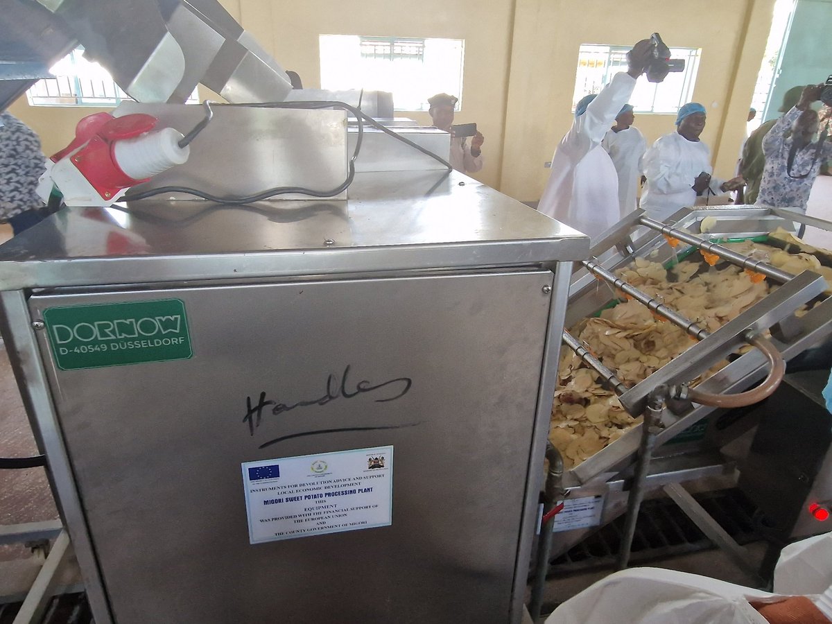 Diplo_Jazz's tweet photo. #TeamEurope visiting #Migori County sweet potato/ 🥔 viazi tamu/ rabuon 🥔 processing factory. Looks funny, but tastes good. #EU 🇪🇺 supported investment with 1 Mio Euro seed money. 🇩🇪 Amb happy that crisps machine is coming from Düsseldorf ✌️ https://t.co/2x8RRAfA1v