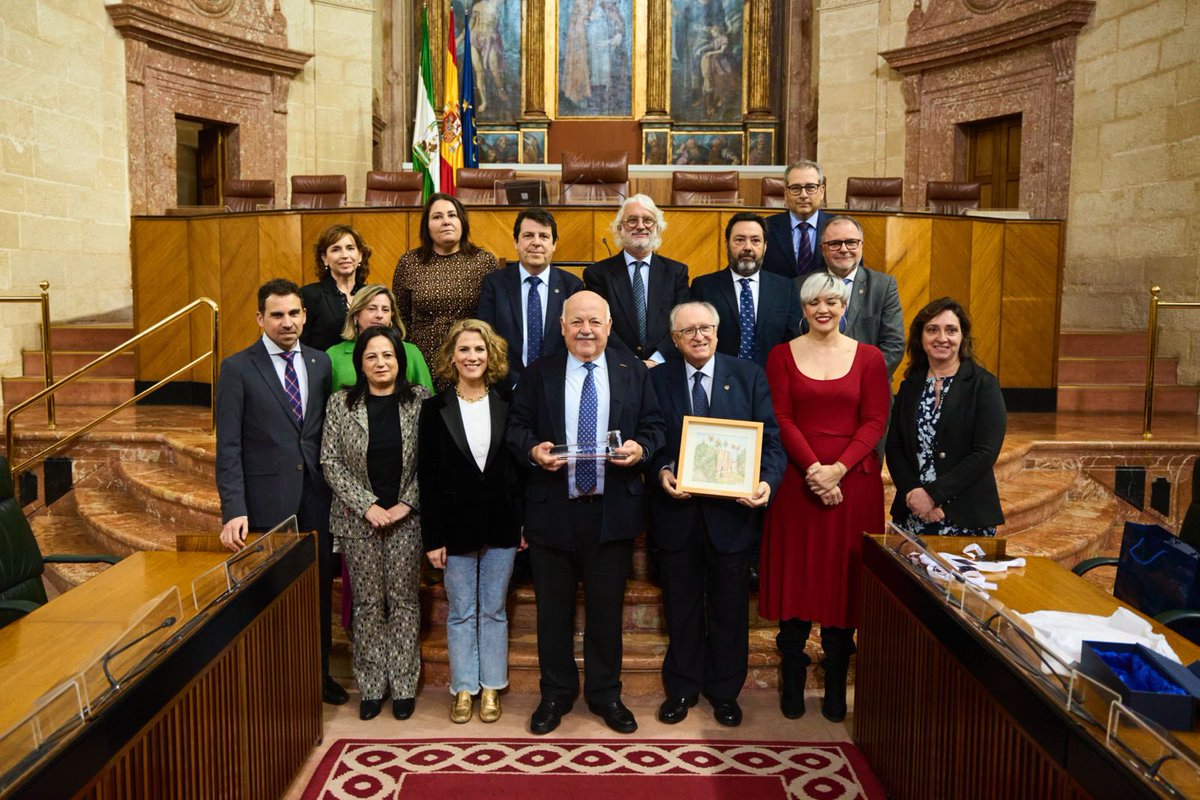 El presidente del Parlamento, @jesusraguirre, y la vicepresidenta primera, @AnaMestrePP, han mantenido un encuentro en el Salón de Plenos con los representantes del @CACOGS, que han celebrado en la Cámara andaluza una reunión plenaria.