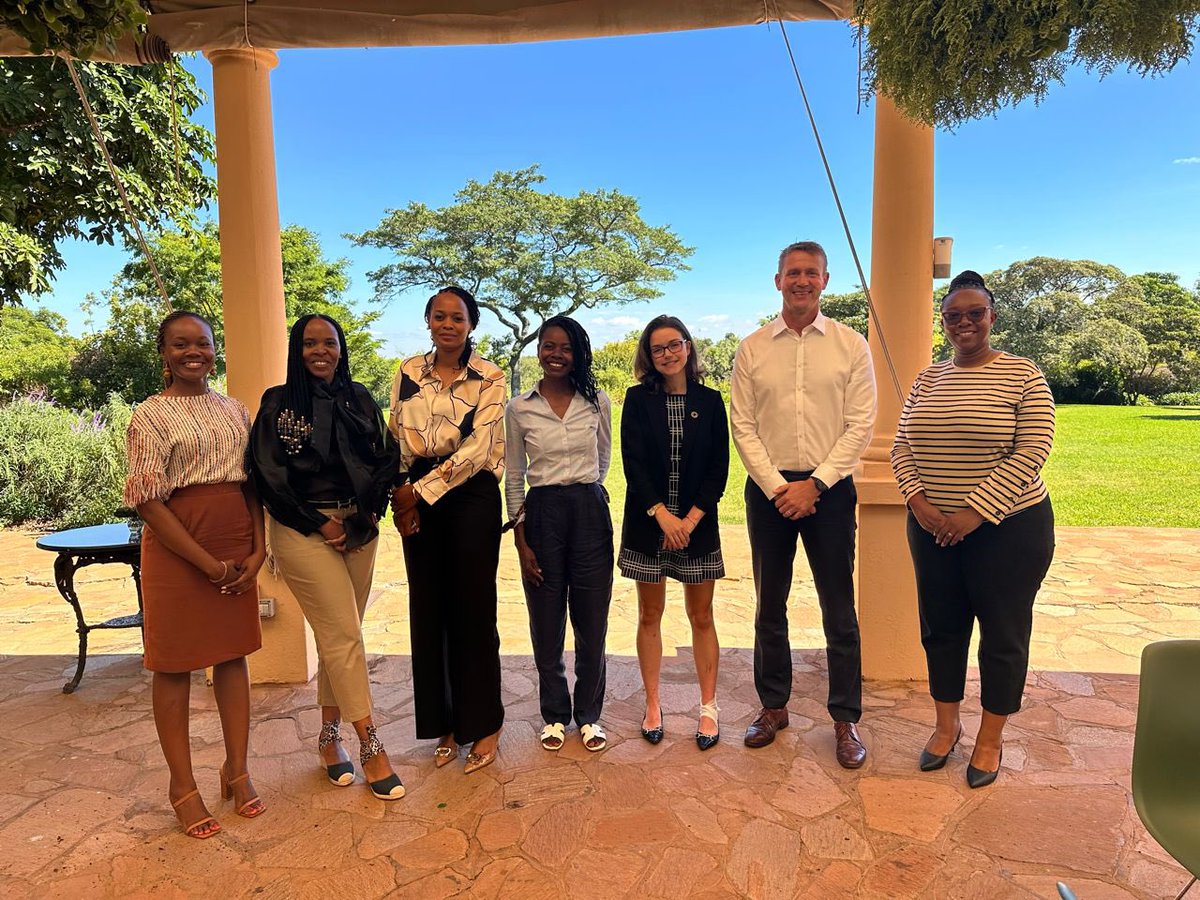 PeteVowles's tweet photo. Wonderful to meet entrepreneurs Nyasha, Chido, Nyari, Evonne &amp; Rungano, just returned from exhibiting their #madeinZim products at a UK trade fair with 🇬🇧 support through @ITC_SheTrades. Another initiative to grow trade between 🇬🇧 &amp; 🇿🇼 

#Dhuba
#Yarnndarn
#Unyasha
#PaperPieces https://t.co/0DKlLeM0Go