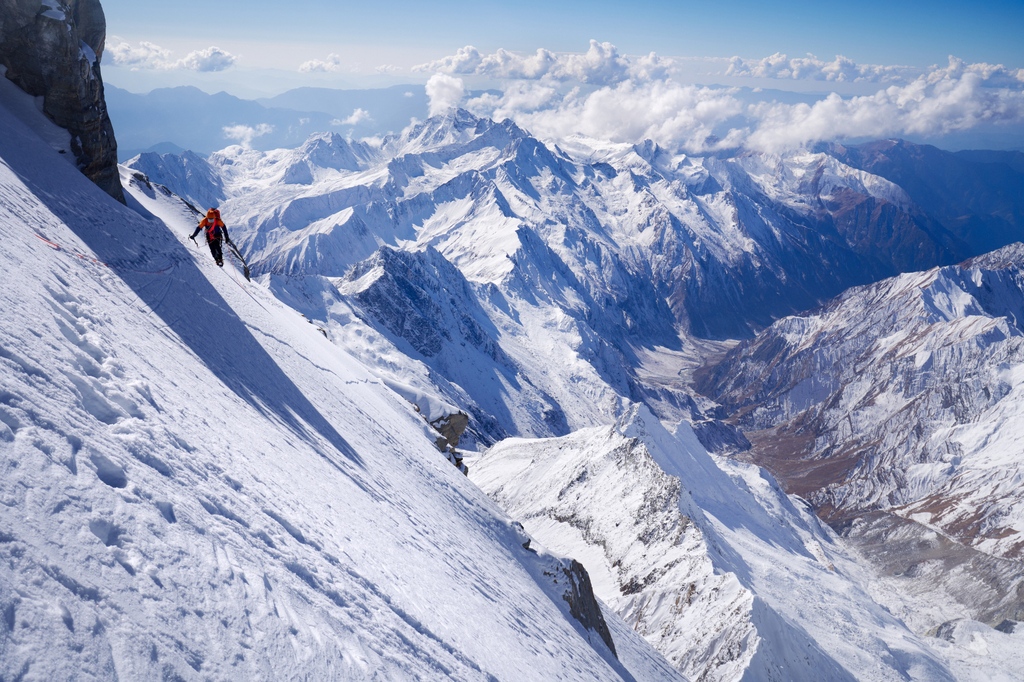 📸 Matt Glenn traversing a subsidiary peak of Surma-Sarovar, Salimor Khola valley, Nepal. Photo by Hamish Frost. We’ve been asking our team about the routes that mean the most. Read Matt’s here: bit.ly/3uKY2ft