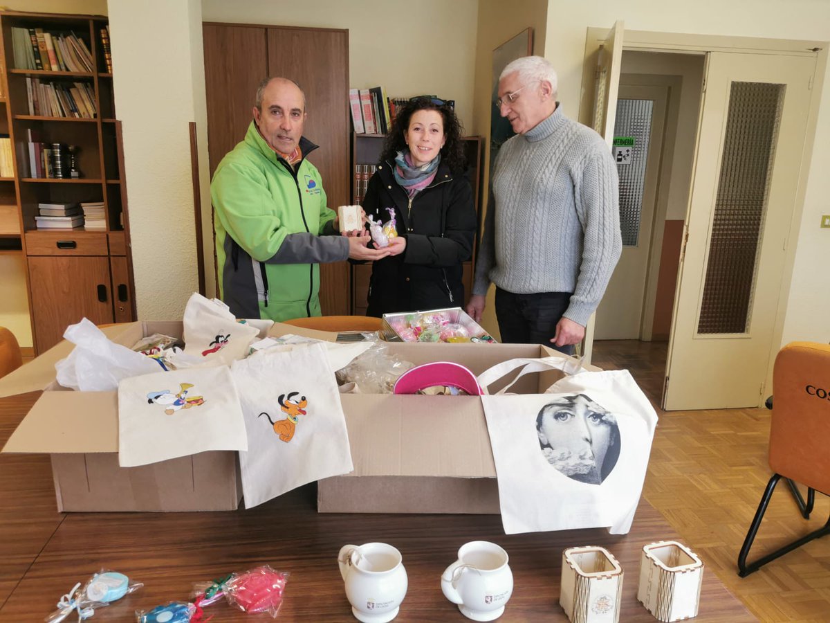 La diputada de Derechos Sociales, Carolina López, entrega artículos y productos confeccionados por las personas usuarias del centro ocupacional #Cosamai, dependiente de la #DiputaciónDeLeón, a responsables de <a href="/FEDER_ONG/">FEDER | Enfermedades Raras</a> #Astorga.