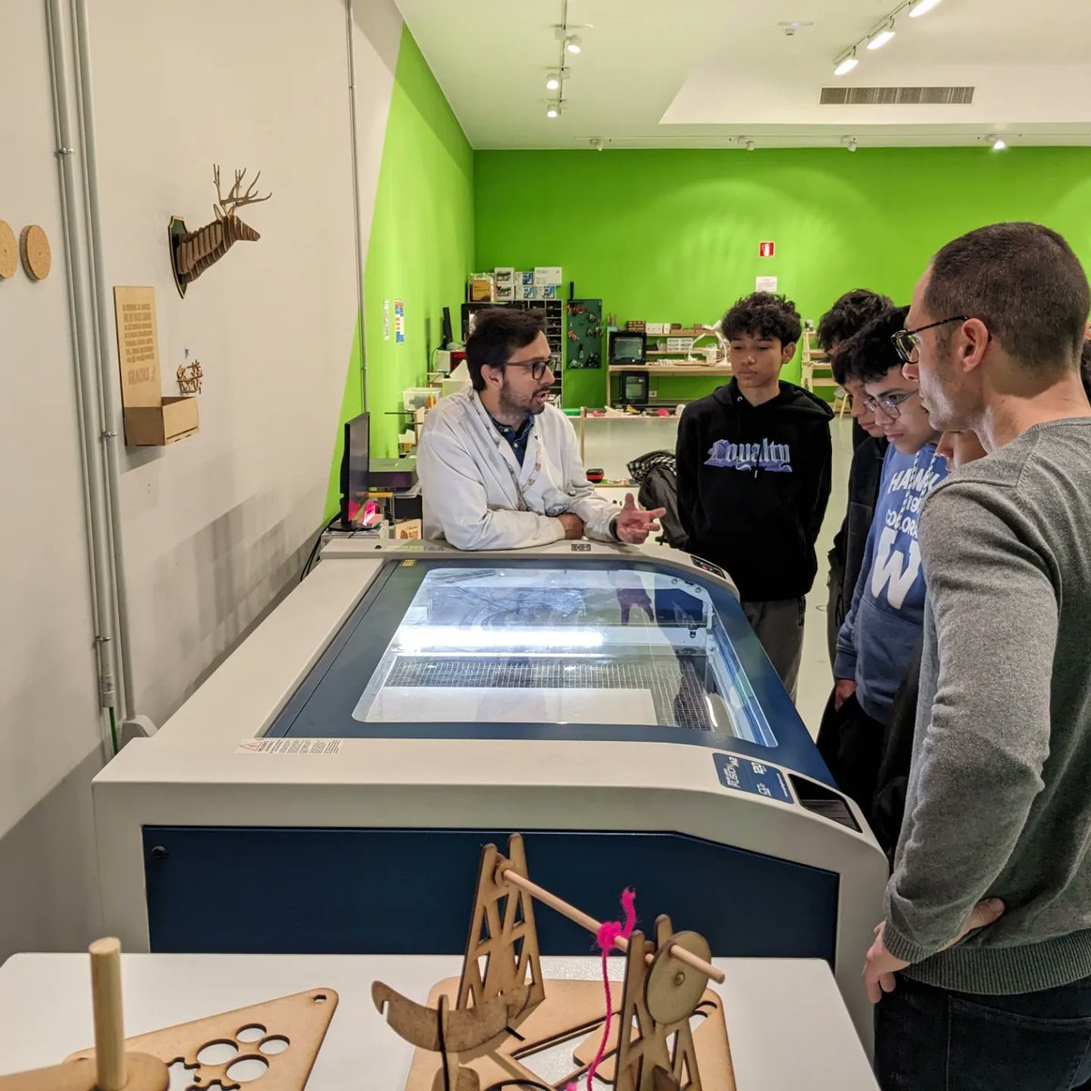 liacesar_etopia's tweet image. En "Hidráulica maker" de #Aulia, alumnos y alumnas de 4° de ESO conocen el proceso de fabricación de nuestros brazos hidráulicos, los montan y descubren su funcionamiento para superar un pequeño reto. #Aulia cuenta con la colaboración de @FECYT_Ciencia @CienciaGob