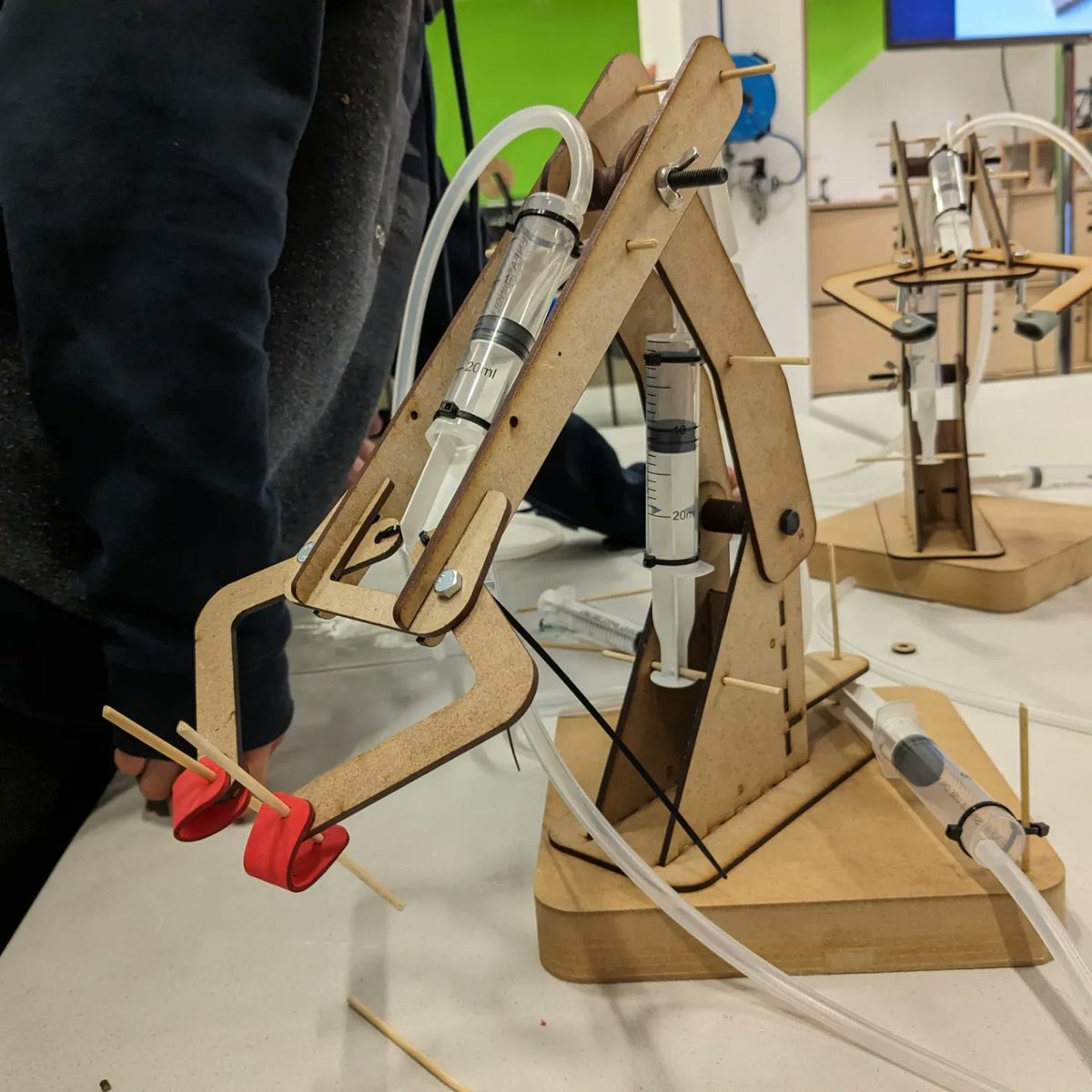 liacesar_etopia's tweet image. En "Hidráulica maker" de #Aulia, alumnos y alumnas de 4° de ESO conocen el proceso de fabricación de nuestros brazos hidráulicos, los montan y descubren su funcionamiento para superar un pequeño reto. #Aulia cuenta con la colaboración de @FECYT_Ciencia @CienciaGob