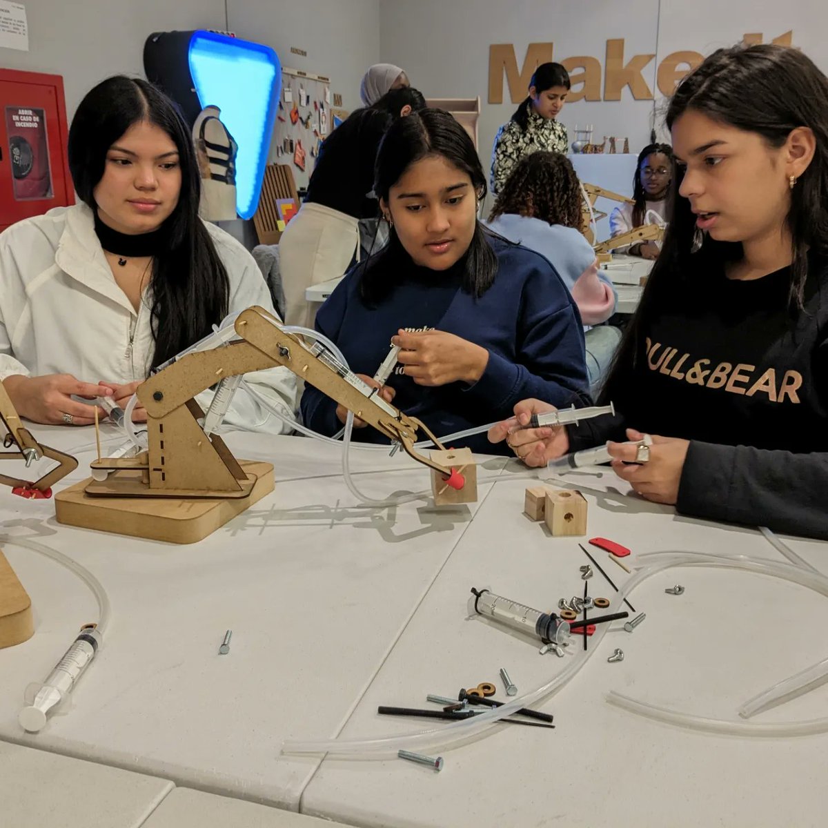 Laboratorios de Innovación Abierta CESAR (@liacesar_etopia) on Twitter photo En "Hidráulica maker" de #Aulia, alumnos y alumnas de 4° de ESO conocen el proceso de fabricación de nuestros brazos hidráulicos, los montan y descubren su funcionamiento para superar un pequeño reto. #Aulia cuenta con la colaboración de <a href="/FECYT_Ciencia/">FECYT</a> <a href="/CienciaGob/">Ministerio de Ciencia, Innovación y Universidades</a> En "Hidráulica maker" de #Aulia, alumnos y alumnas de 4° de ESO conocen el proceso de fabricación de nuestros brazos hidráulicos, los montan y descubren su funcionamiento para superar un pequeño reto. #Aulia cuenta con la colaboración de <a href="/FECYT_Ciencia/">FECYT</a> <a href="/CienciaGob/">Ministerio de Ciencia, Innovación y Universidades</a>