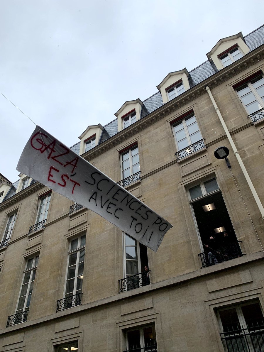 waffane's tweet image. Face au silence de l'institution, les étudiants de @sciencespo Paris obligés d'occuper les locaux pour exiger une minute de silence et un positionnement après plus de 30 000 victimes Palestiniennes

@CPalestine30925 @GuiraudInd @ALeaument @abomangoli @RimaHas @A2x_be