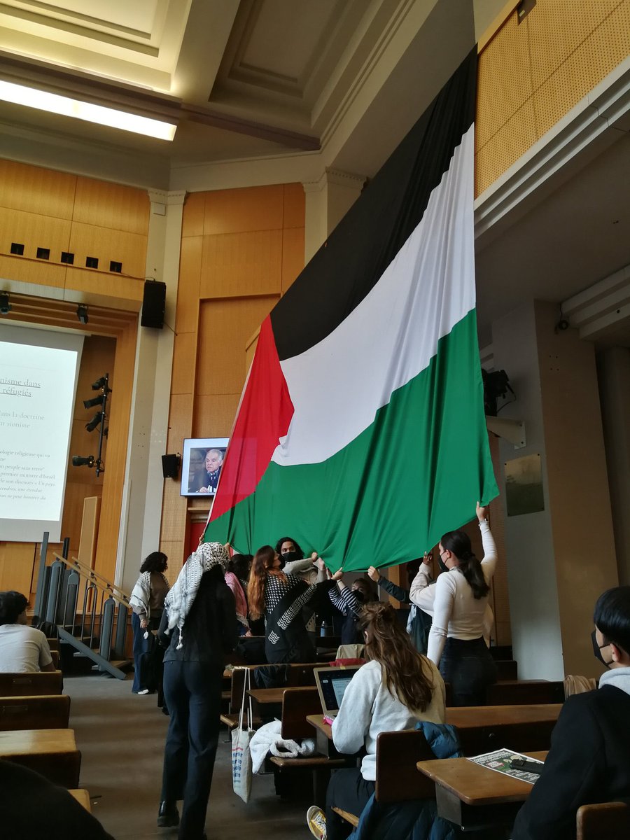 waffane's tweet image. Face au silence de l'institution, les étudiants de @sciencespo Paris obligés d'occuper les locaux pour exiger une minute de silence et un positionnement après plus de 30 000 victimes Palestiniennes

@CPalestine30925 @GuiraudInd @ALeaument @abomangoli @RimaHas @A2x_be