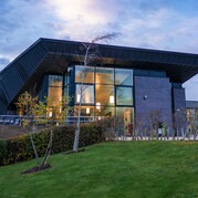 Mae'r Sgubor yng nghanol safle PJM a Fferm Penglais, dim ond tro byr ar droed o’r neuaddau eraill ar y campws. Mae ar agor 24/7, mae ganddo beiriannau gwerthu â stoc dda o nwyddau, ac mae'n lle gwych i astudio neu gymdeithasu.

#prifysgolAberystwyth #Aberystwyth #lletyMyfyrwyr