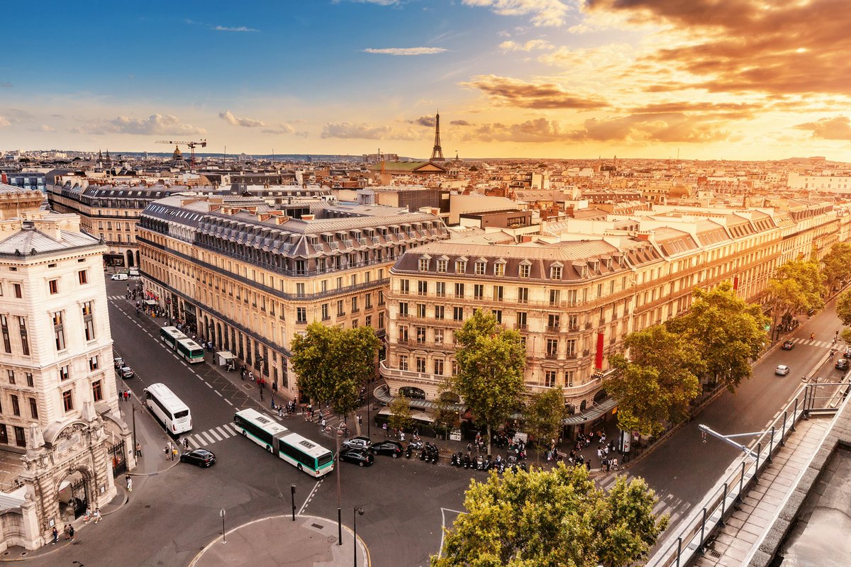 Sunny spring days are just around the corner...#Paris #EiffelTower #tuesdayvibe #Sunset #TourEiffel #TuesdayFeeling #France #architecture #Tuesday #Parisjetaime #spring 📸 Getty/Unsplash💖💞