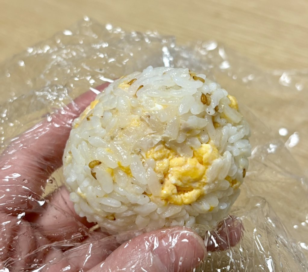 piyopiyobiyou's tweet photo. ツナマヨと炒り卵と味の素とゴマ混ぜたおにぎり。やんばい美味しい。多めに作っても即胃に消えます、お納めください私の胃。 https://t.co/RF1Uu5v6FG