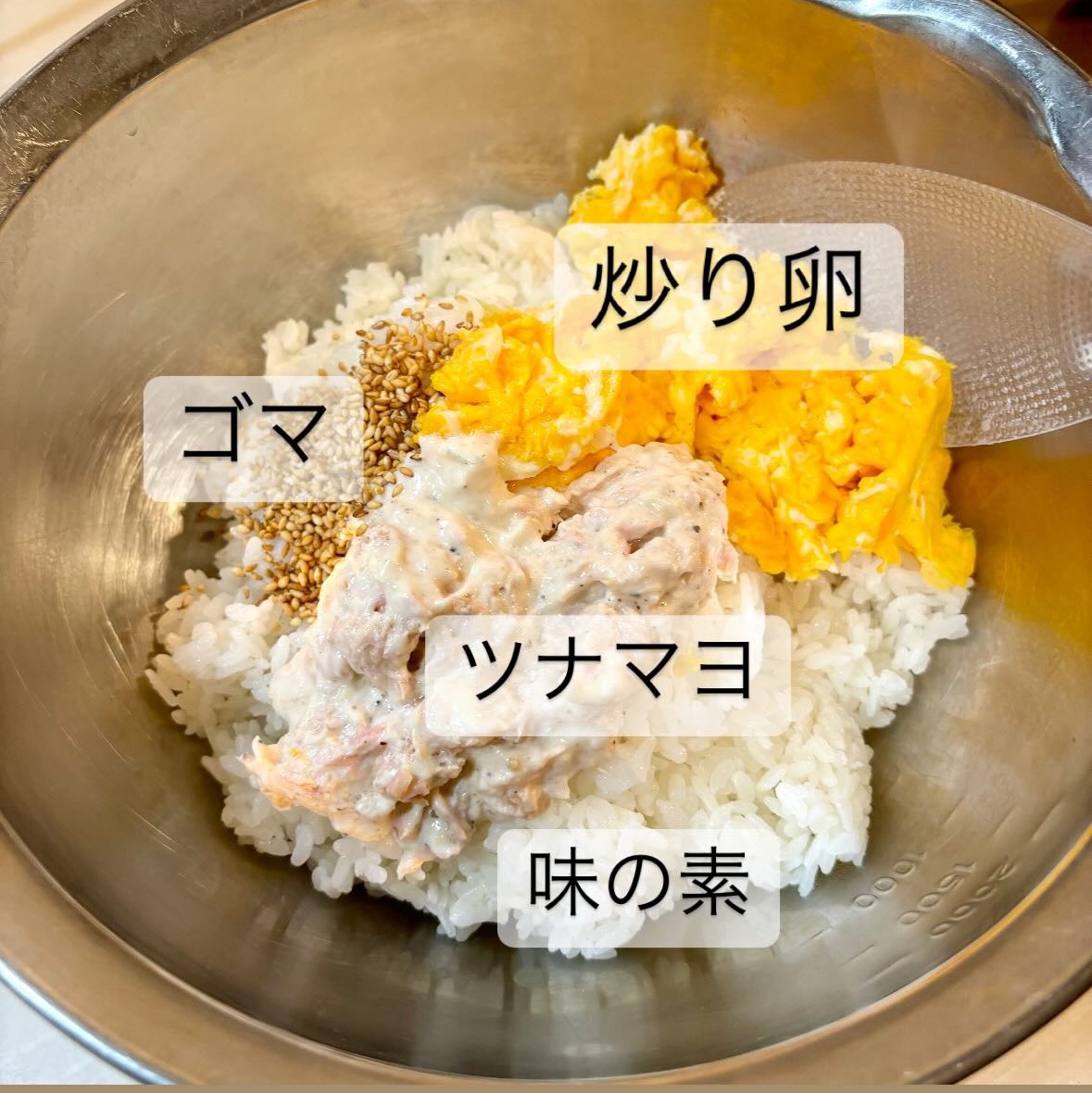 piyopiyobiyou's tweet photo. ツナマヨと炒り卵と味の素とゴマ混ぜたおにぎり。やんばい美味しい。多めに作っても即胃に消えます、お納めください私の胃。 https://t.co/RF1Uu5v6FG