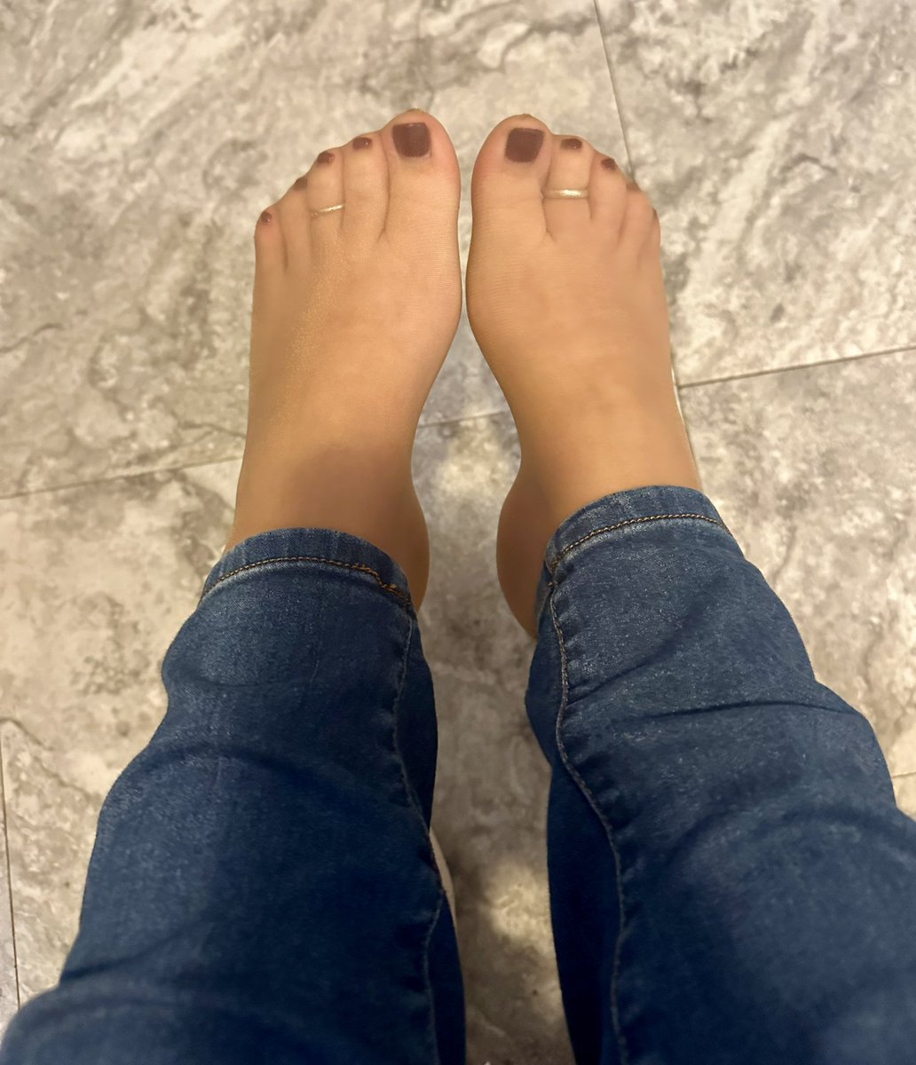 <a href="/toptoesinhose/">TopToes (he/him): podcaster, foot lover, nylon fan</a> <a href="/archthosesoles/">Archthosesoles</a>