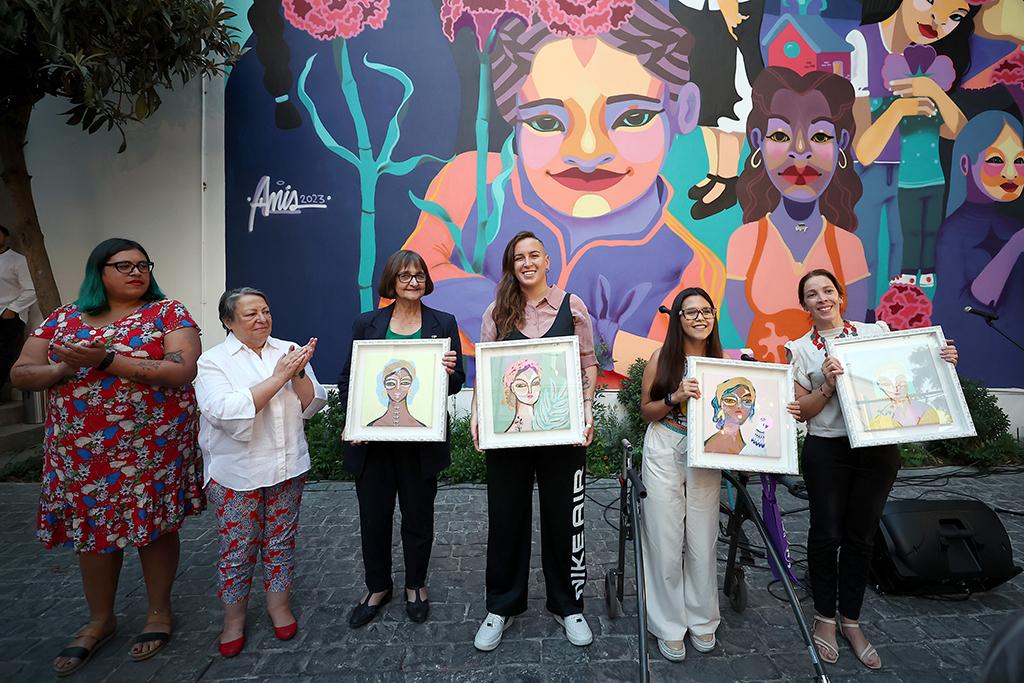 uchile's tweet photo. Instituto Nacional de Derechos Humanos @inddhh distingue a Rectora @RosaDeves con el reconocimiento “Mujeres que Inciden” junto a Devanna de la Puente, Susana Collante e Iona Rothfeld https://t.co/7wLbw5XUOC https://t.co/l0a9zsRzxo