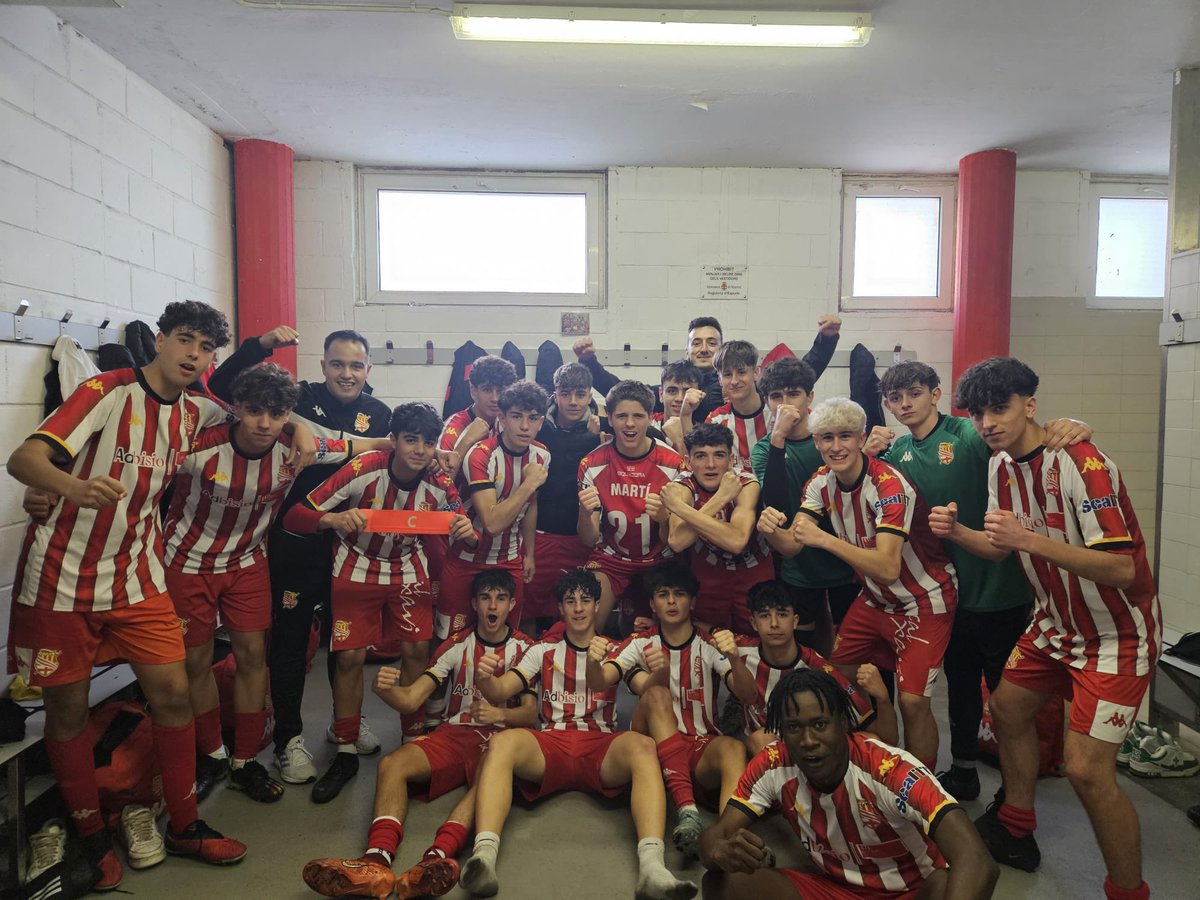 Cemanresa1906's tweet photo. ❤️🤍 El Cadet B guanya 4-2 l’UE Sabadellenca

⚽️ Gols de Rabasa x2, Vlasin i Arisa

🔝 Es posen 𝐭𝐞𝐫𝐜𝐞𝐫𝐬 amb 37 punts

#FutbolBaseCEM 
#Seguim https://t.co/1kOLG0OmBw