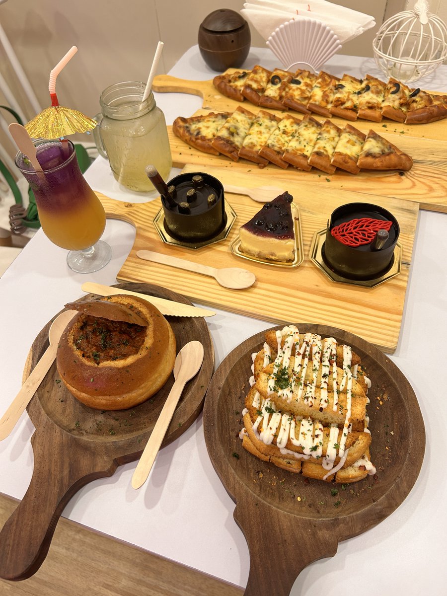 Bakeroni_Goa's tweet photo. From refreshing mocktails to savory delights, soak up the sunny vibes as we bring the flavors of the Turkish coast to life. Visit us for a tantalizing journey that’ll leave your taste buds craving for more! 🌞🍹

#Bakeroni #MocktailPide #TurkishCuisine #MocktailMagic https://t.co/sBhnANv84K