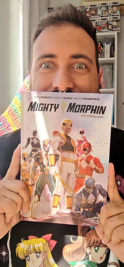 Nunca había leído nada de #PowerRangers a pesar de ser mi infancia en series, películas, muñecos...
Pero <a href="/EsMoztros/">Moztros Editorial</a> me pone los dientes largos y aquí estoy metiéndome en el mundo y... ¡QUIERO MÁS! 😍
instagram.com/reel/C4ajbA9Mv…