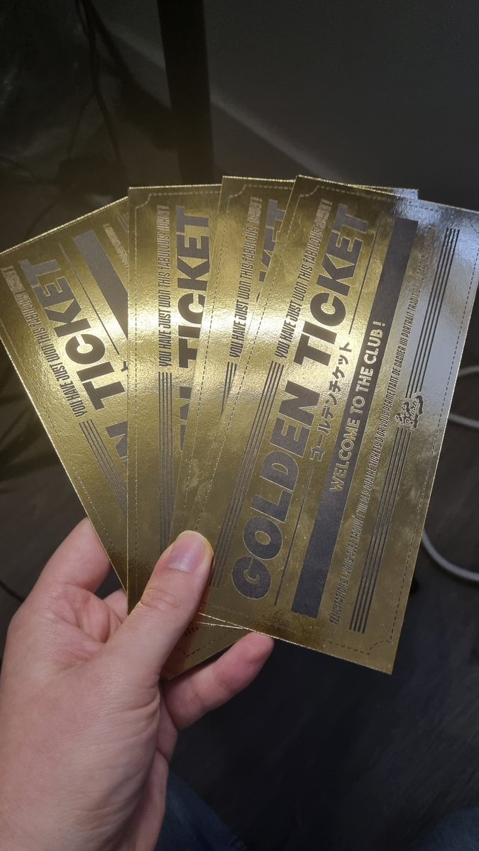 EBeltoise's tweet photo. Je vais glisser 4 tickets d'or (que j'ai évidement désigné) dans 4 colis au hasard. 
Je le demande jamais mais n'hésitez pas à retweeter et liker ça m'aiderait énormément 🙏🏼 https://t.co/sPUoiF2uux