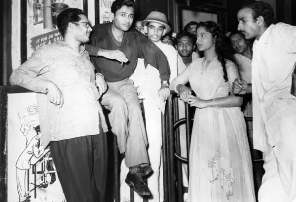 Kahin Pe Nigaahen Kahin Pe Nishaana.... Guru Dutt, Dev Anand, Waheeda Rehman and Raj Khosla during C.I.D. (1956)
#gurudutt #devanand #waheedarehman #rajkhosla #50s #bollywoodflashback