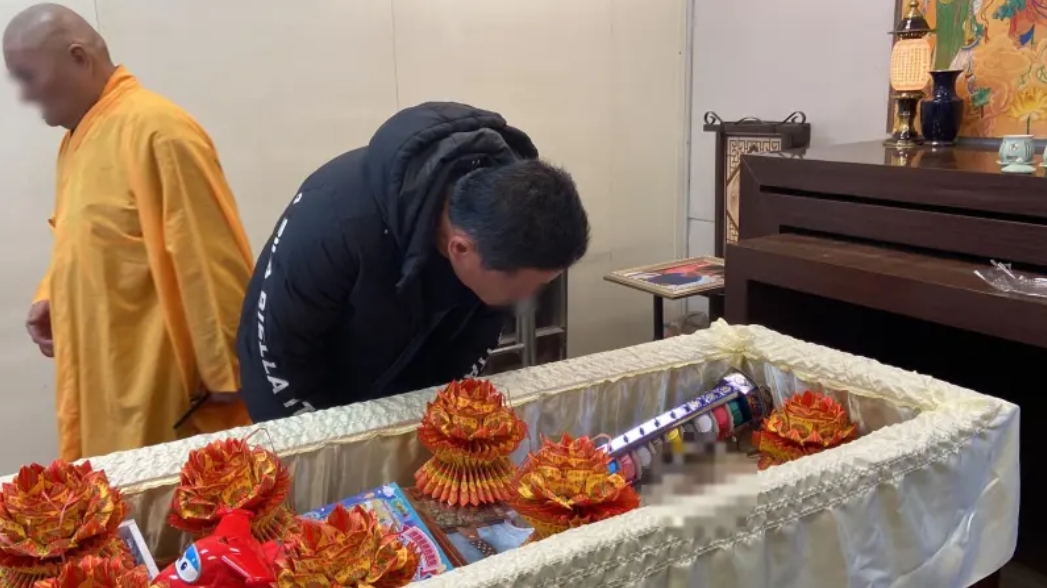 JamesHsiehtw's tweet photo. 有個一歲多小孩叫凱凱，因媽媽入獄服刑，被丟給外婆照顧

但外婆經濟很窮又太老，只好把凱凱交給之前保姆，並申請拋棄撫養權，找尋真正可以撫養凱凱的人

外婆拋棄撫養權後，孩子去年九月被轉交兒福聯盟，照顧凱凱1年多前保母表示願意收養，或取得兒盟認證，擔任安置保母

全遭兒盟拒絕

兒盟把凱凱轉交自家一對劉姓保母��顧

凱凱從此走入地獄

3個月後、2023年12月，凱凱因呼吸困難送醫並身亡

醫院發現凱凱雙手手指甲全被拔光、頭部多處瘀傷，雙腿嚴重變形骨折、尾椎骨受損

兩個畜生保母輪流把凱凱當出氣筒，打罵虐待餵吃餿水

兒福社工狡辯有探視三次

悲痛家屬貼出對談紀錄．探視照片都是去兒福前舊照，無視孩子禿頭保母鬼扯掉四顆牙是磨牙，兒福陳姓社工今天被以過失致死與偽造���書收押

這事令我感到憤怒是：明明是兒福聯盟，卻是弄死凱凱的地獄聯盟，拒絕前保母收養，把凱凱轉交給魔鬼保母

聯盟，保母到社工全是兇手

凱凱死後兒福還想掩蓋，死後三個月後才被劉家離職外籍女傭以偷錄影的虐兒證據爆料

兒福多年來募款總資產45億，剛在內湖花3.7億買辦公室

兒福前任執行長就是王育敏，目前擔任國民黨不分區立委

我很後悔曾捐過錢給這組織

幹你涼