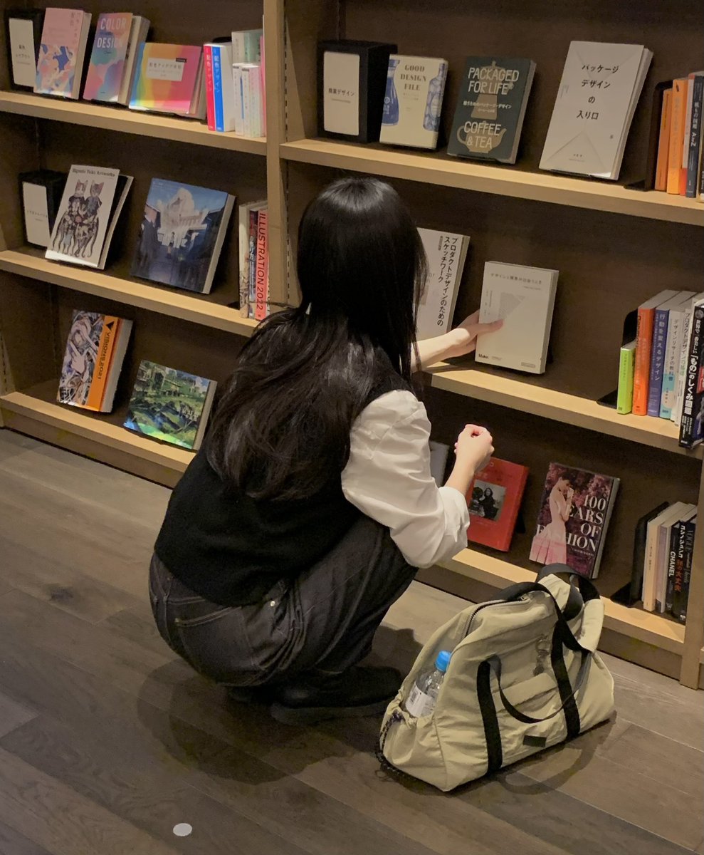 lemon____butter's tweet photo. 오늘 도쿄는 하루종일 비가 억수같이 쏟아졌는데, 그래준 덕분에 이렇게 아늑하고 멋진 서점을 발견할 수 있었다. 시간당 1600엔 정도로 입장할 수 있는 이 곳은 간식도 무한 제공 (카라멜 팝콘과 건무화과가 너무 맛있어서 무려 3번 리필해서 흡입 ... ㅎㅎㅎ) https://t.co/vnj1NKYyA1