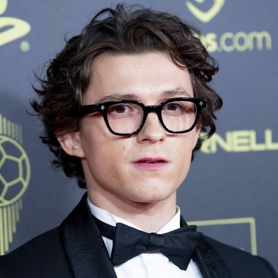 htkthvogue's tweet photo. manda um "?" e eu te dou uma letra.   

 Me deram: T

Tom Holland https://t.co/miuu3NHvo5