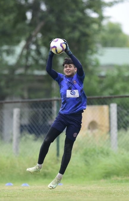 gumpe's tweet photo. Another lad from Arunachal makes I league debut. Becoming the youngest debutante at the age of 16. Congratulations Anant for this wonderful feat. Congratulations Basant shah (father), a good friend for his unwavering support to this young goalkeeper. https://t.co/21vA4g575J