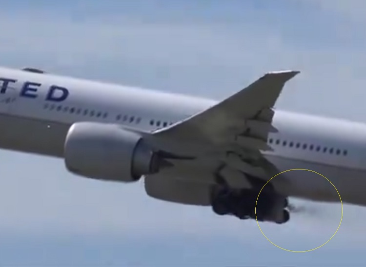 JacdecNew's tweet photo. United Airlines Boeing 777-300 (N2140U, built 2017) suffered a loss of hydraulic pressure in its right maingear immediately after getting airborne from runway 34L at Sydney-Intl AP (YSSY), NSW, Australia.  Flight #UA830 to San Francisco discontinued the flight and returned for a safe landing almost 2 h later.
https://t.co/S8aDfya9ev