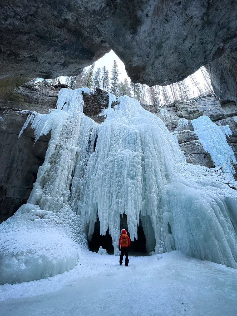 The un-veiling. What a scene Maligne. While driving from work yesterday, it was a far cry from a couple weeks ago. The snow almost disappeared and just a puddle of water. I am definitely ready for Spring! How about you? 📍Jasper, Alberta