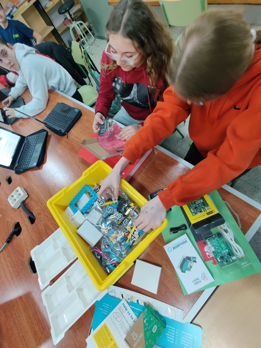 raulventur2cat's tweet image. ESTEM feliços! @bernatelferrer Ja hem rebut la dotació de robòtica! Ara toca fer UNBOXING! #FAIG #aprenentatgeAmbSentit @cesirecat @ToniMorenoRey #programafaig #SteamCat