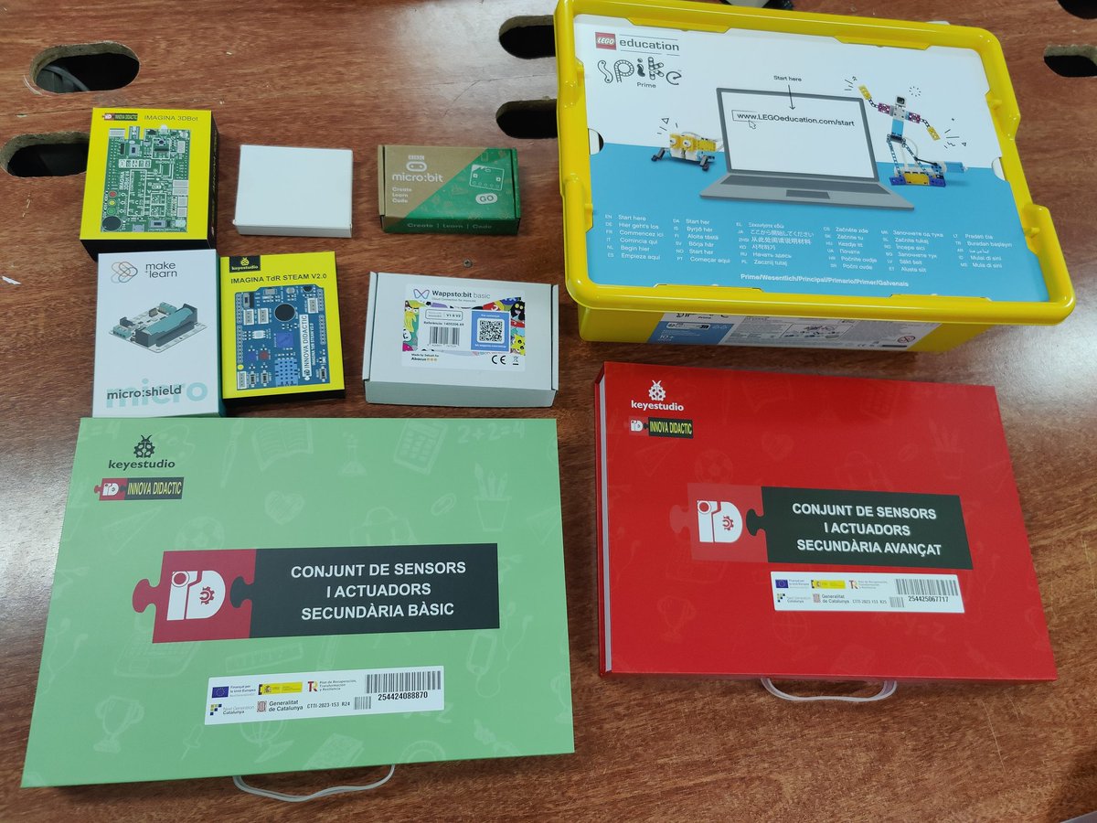 raulventur2cat's tweet image. ESTEM feliços! @bernatelferrer Ja hem rebut la dotació de robòtica! Ara toca fer UNBOXING! #FAIG #aprenentatgeAmbSentit @cesirecat @ToniMorenoRey #programafaig #SteamCat