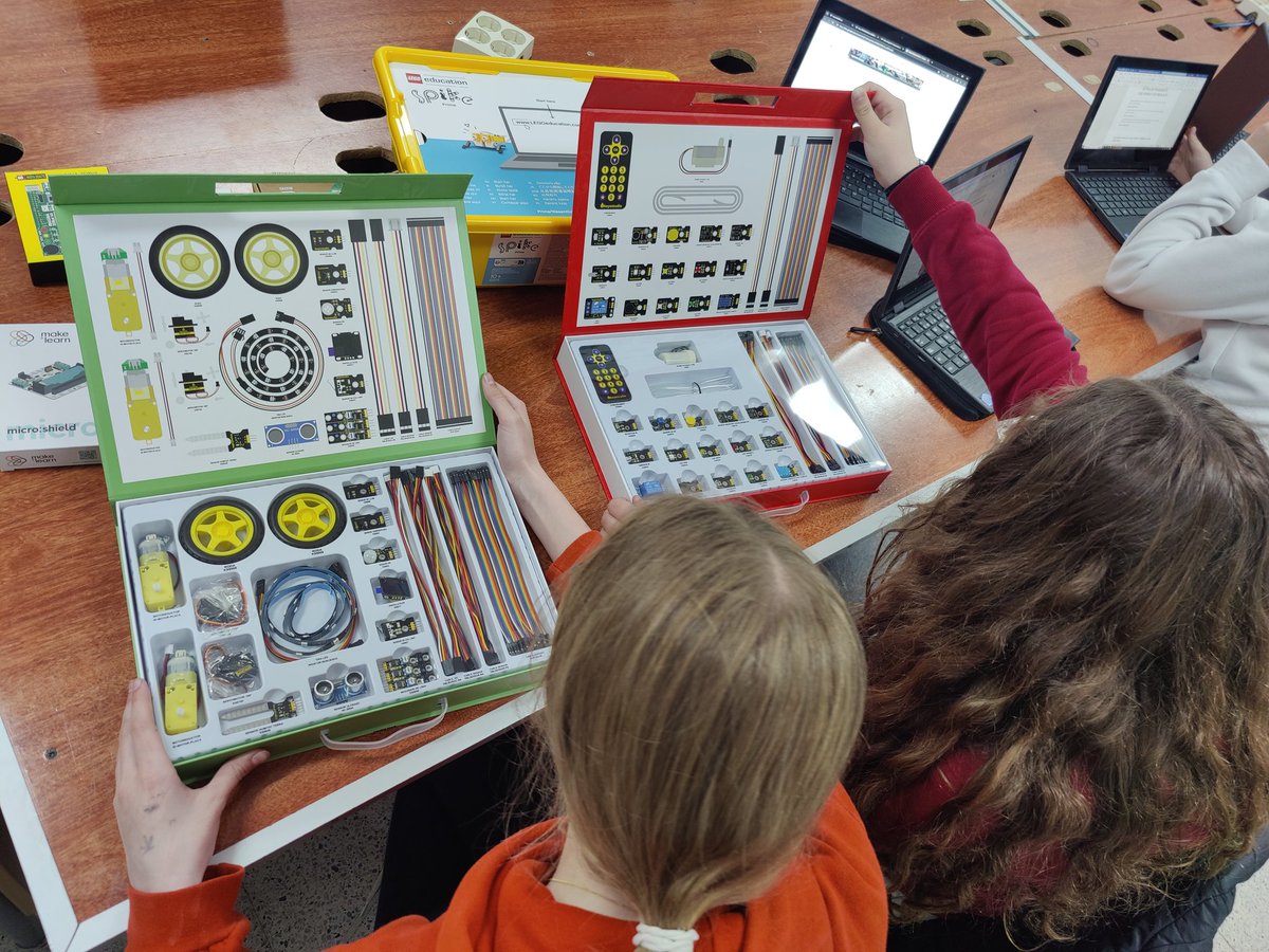 raulventur2cat's tweet image. ESTEM feliços! @bernatelferrer Ja hem rebut la dotació de robòtica! Ara toca fer UNBOXING! #FAIG #aprenentatgeAmbSentit @cesirecat @ToniMorenoRey #programafaig #SteamCat