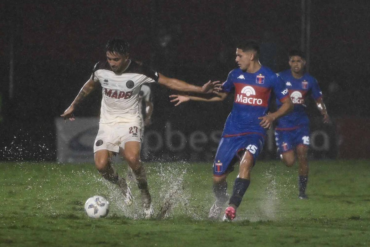 A Lanús egy ötgólos esős meccsen győzött a Tigre vendégeként, így megerősítette második helyét a csoportjában, miközben a két újonc egymás elleni meccsét a Deportivo Riestra nyerte házon kívül.