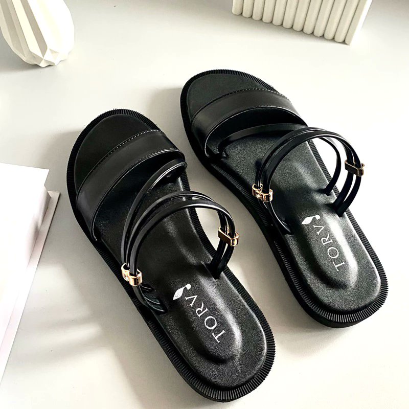 Milawiyyah's tweet photo. Hai guyss kalian yang lagi cari sandal buat lebaran nanti idulfitri atau bukber puasa bareng temen dan alumni tp bingung pakai sendal apa? Kalian bisa pakai sendal ini guyss... Model simpel elegan dan bisa dipakai acara apa aja even kondangan😍🥺

 https://t.co/KZRk1XopXR https://t.co/Vw7t7Tcum5