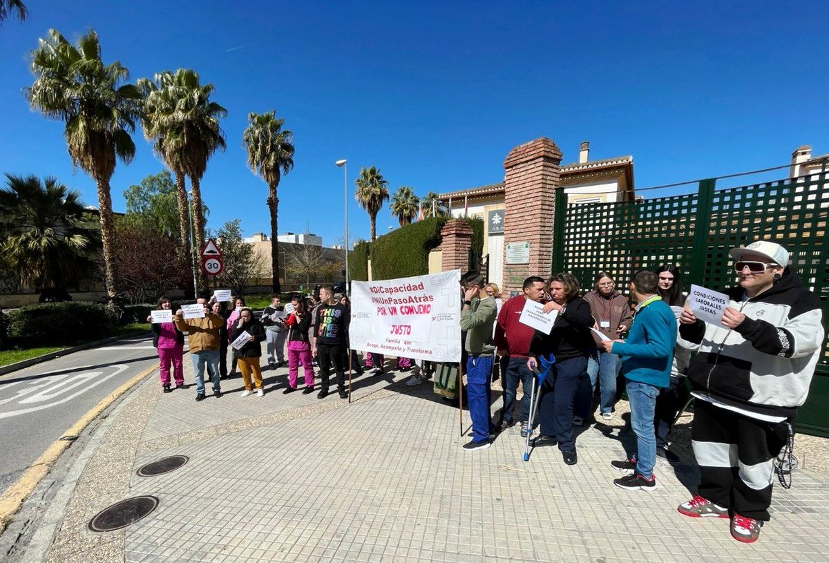 ccoogranada's tweet photo. 👩🦽📢 Trabajadores del sector de Discapacidad se movilizan en sus centros para pedir la negociación de un convenio justo
#noalaprecariedadlaboral #ccooenluchadiscapacidad #conveniojustodiscapacidad
+INFO 🧐 https://t.co/e9KVih5LG3 https://t.co/ZWE08Cz4K8