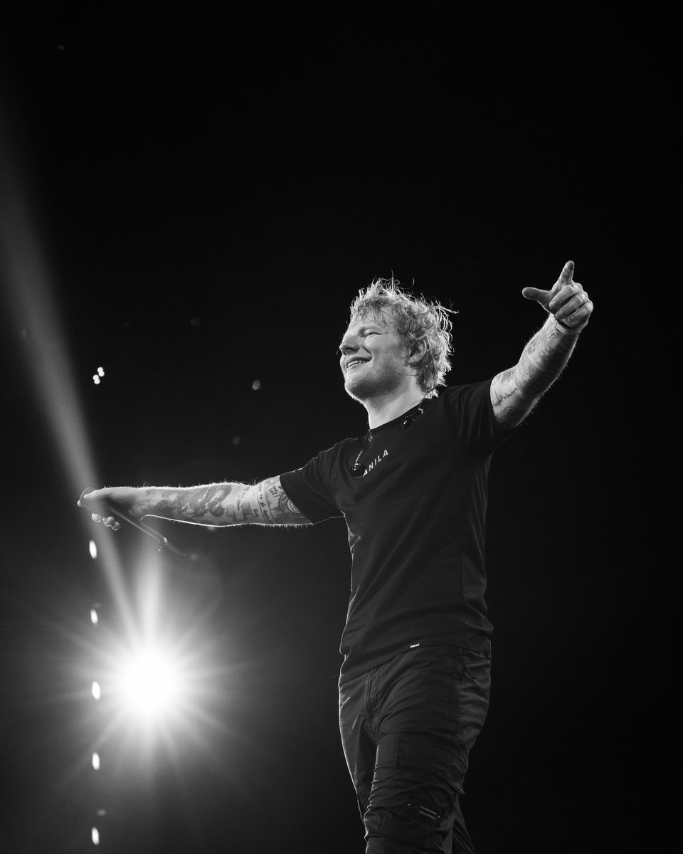edsheeran's tweet photo. Love Manila and love portable Karaoke machines! 🇵🇭 
What’s your go to karaoke song?

📸 @MarkSurridge https://t.co/LojOozXaoG