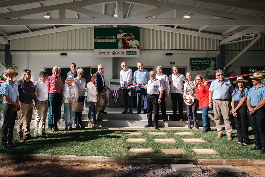 REDIEXParaguay's tweet photo. Moderna fábrica de quesos de Cerrito formará a jóvenes emprendedores rurales.
La Fundación Paraguaya inauguró su nueva fábrica de quesos en la Escuela Agrícola Autosostenible de Cerrito.
La nueva instalación cuenta con una capacidad productiva de 3.000 kilos de queso por mes,... https://t.co/m2KWXdCYri