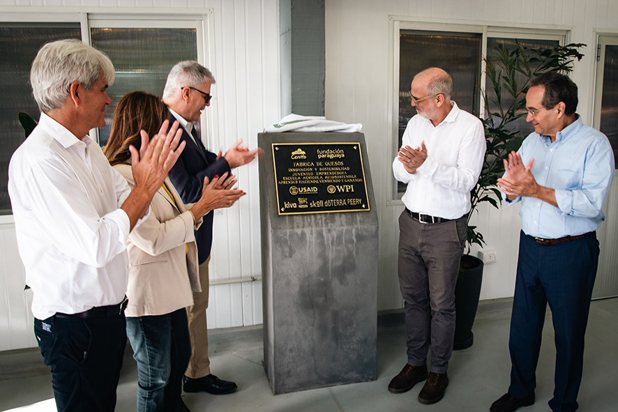 Moderna fábrica de quesos de Cerrito formará a jóvenes emprendedores rurales.
La Fundación Paraguaya inauguró su nueva fábrica de quesos en la Escuela Agrícola Autosostenible de Cerrito.
La nueva instalación cuenta con una capacidad productiva de 3.000 kilos de queso por mes,...