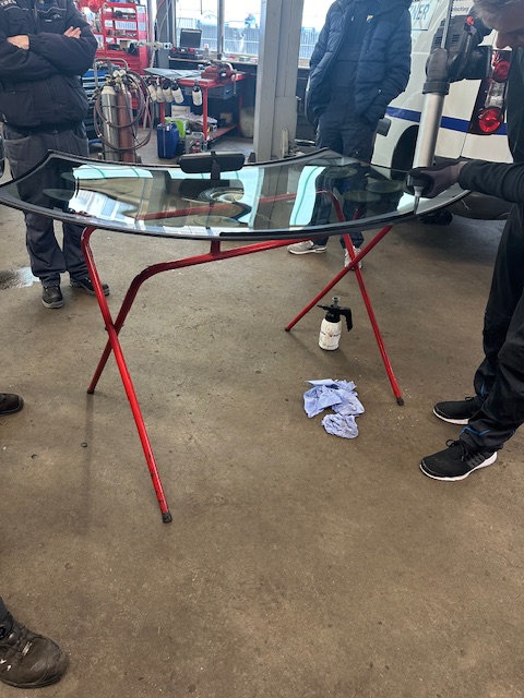 AutotechnikR's tweet photo. Begeistert von der Schulung bei Autotechnik Rieser heute! 🚗✨ Die Kunst der Autoglasreparatur ist ebenso komplex wie faszinierend - eine wahre Handwerkskunst, die an die Präzision eines Pizzabäckers erinnert. Ein spannender Einblick in den Schnittpunkt von Handwerk und High-Tech https://t.co/saB9CFnOGU