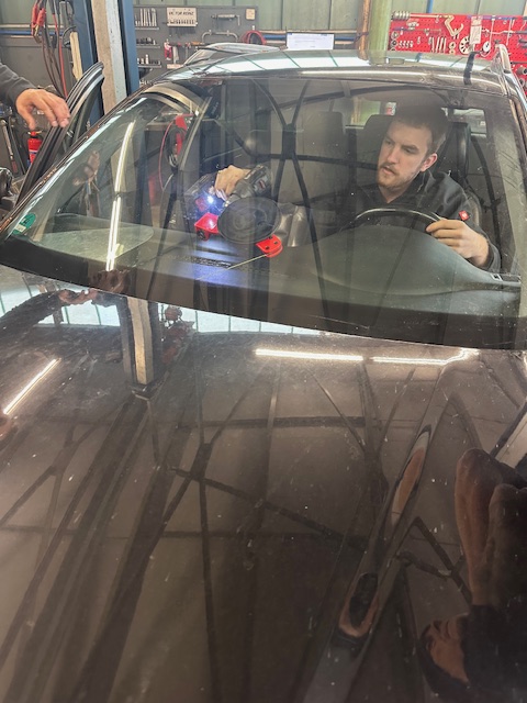 AutotechnikR's tweet photo. Begeistert von der Schulung bei Autotechnik Rieser heute! 🚗✨ Die Kunst der Autoglasreparatur ist ebenso komplex wie faszinierend - eine wahre Handwerkskunst, die an die Präzision eines Pizzabäckers erinnert. Ein spannender Einblick in den Schnittpunkt von Handwerk und High-Tech https://t.co/saB9CFnOGU