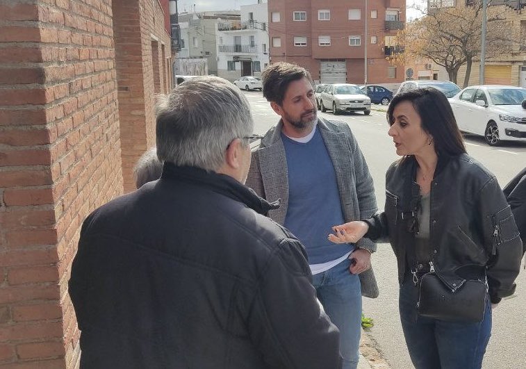 VoxTerrassa's tweet photo. Seguimos recorriendo los barrios de #Terrassa.
Hoy hemos estado en Las Arenas, a vuestro lado y escuchándoos de nuevo.
Menos despacho y más calle. 💪💚
#CuidaTerrassa #SóloQuedaVOX https://t.co/ws7iTPuVpE