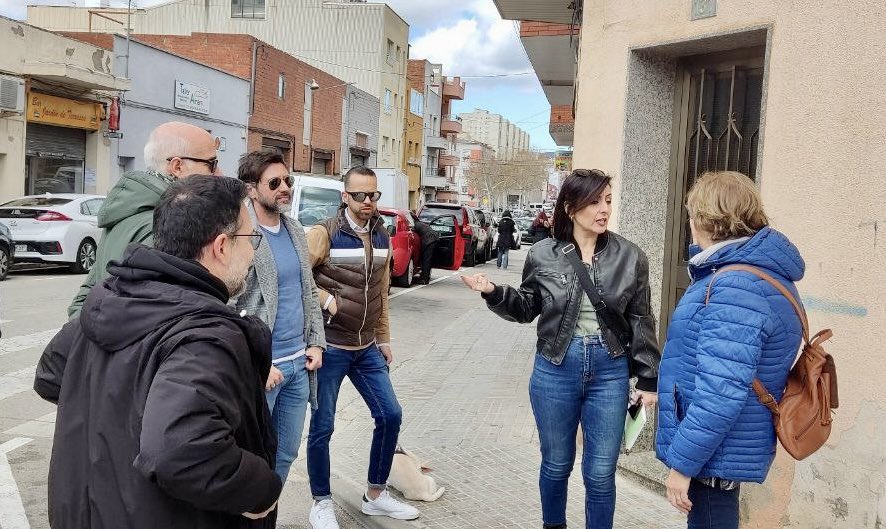 VoxTerrassa's tweet photo. Seguimos recorriendo los barrios de #Terrassa.
Hoy hemos estado en Las Arenas, a vuestro lado y escuchándoos de nuevo.
Menos despacho y más calle. 💪💚
#CuidaTerrassa #SóloQuedaVOX https://t.co/ws7iTPuVpE
