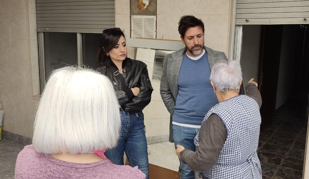 VoxTerrassa's tweet photo. Seguimos recorriendo los barrios de #Terrassa.
Hoy hemos estado en Las Arenas, a vuestro lado y escuchándoos de nuevo.
Menos despacho y más calle. 💪💚
#CuidaTerrassa #SóloQuedaVOX https://t.co/ws7iTPuVpE